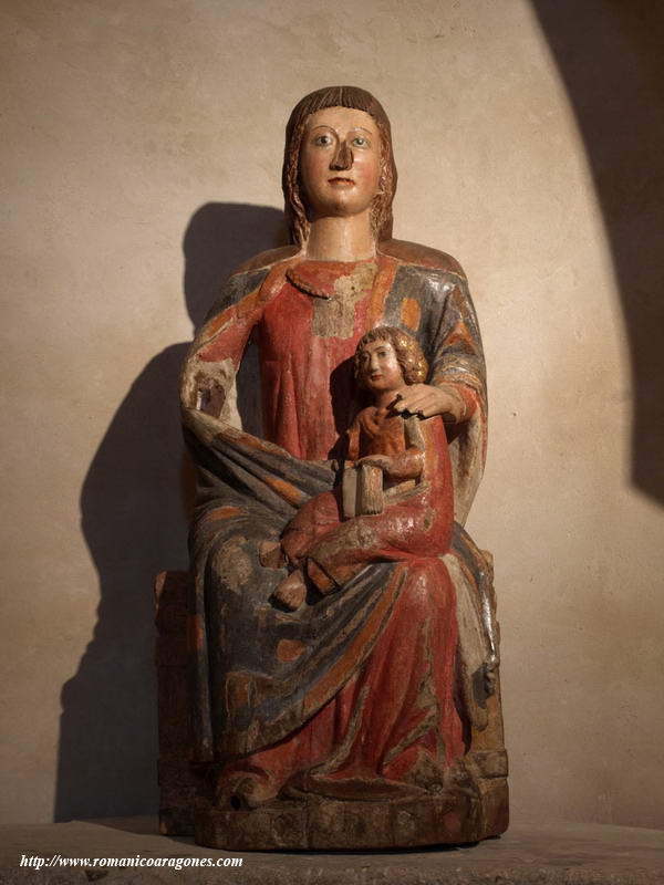 VIRGEN GÓTICA SEDENTE EN ABSIDIOLO SUR